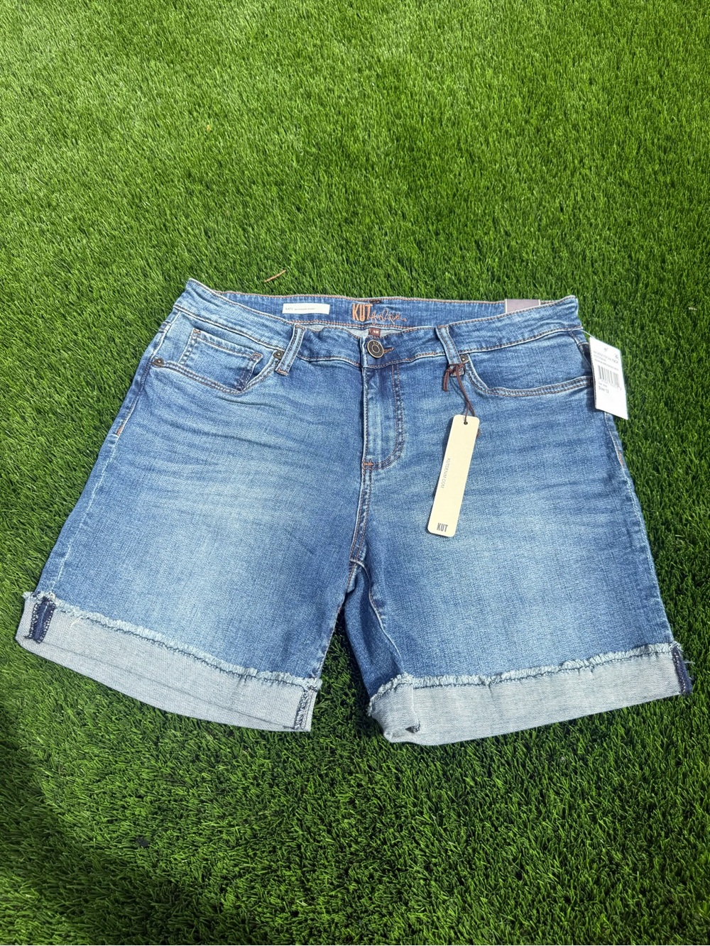 Kut from the Kloth Katy boyfriend Women’s Light Blue Denim Roll-Cuff Shorts